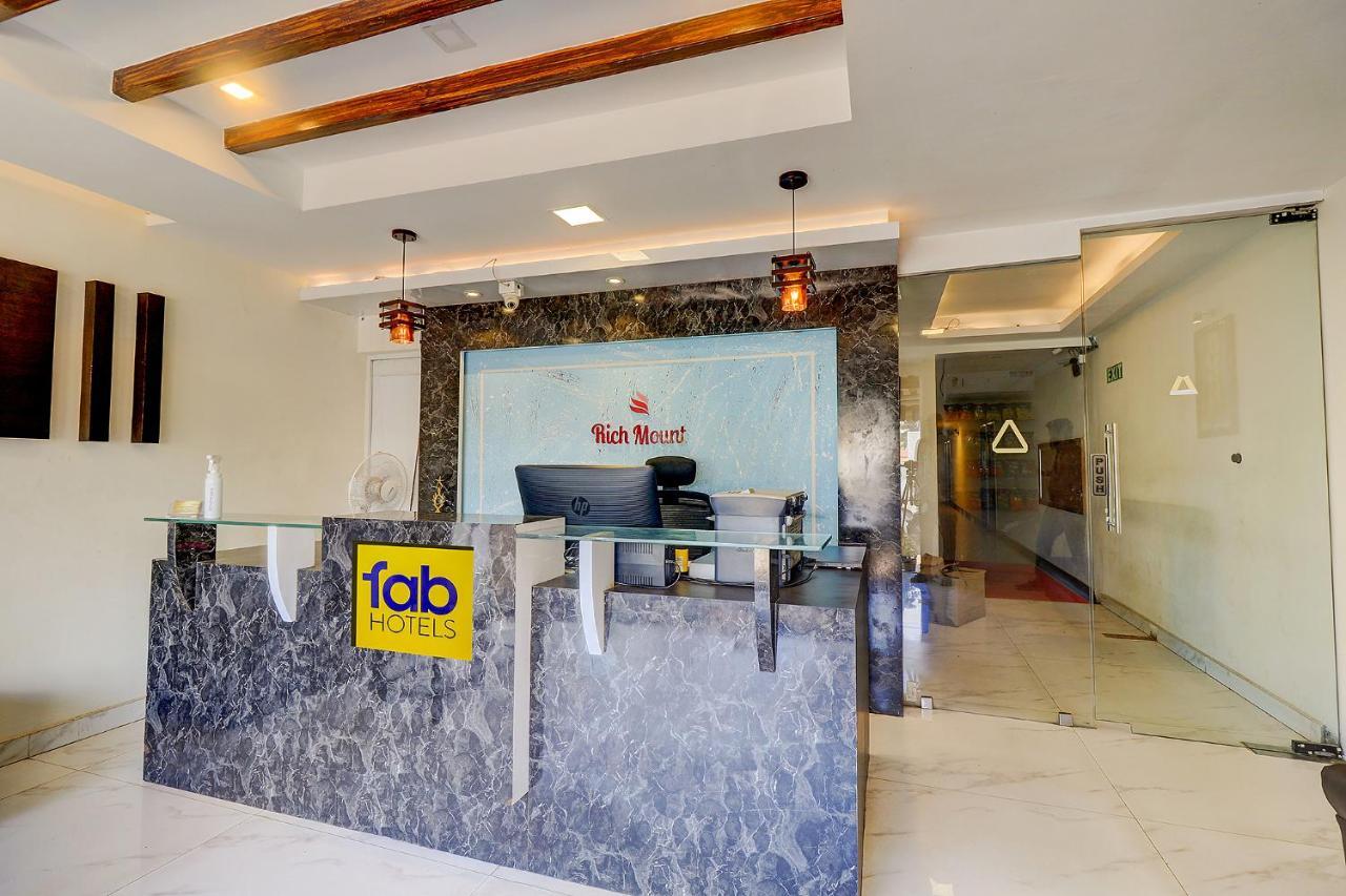 Hotel Fabhotel Royal Park Residency